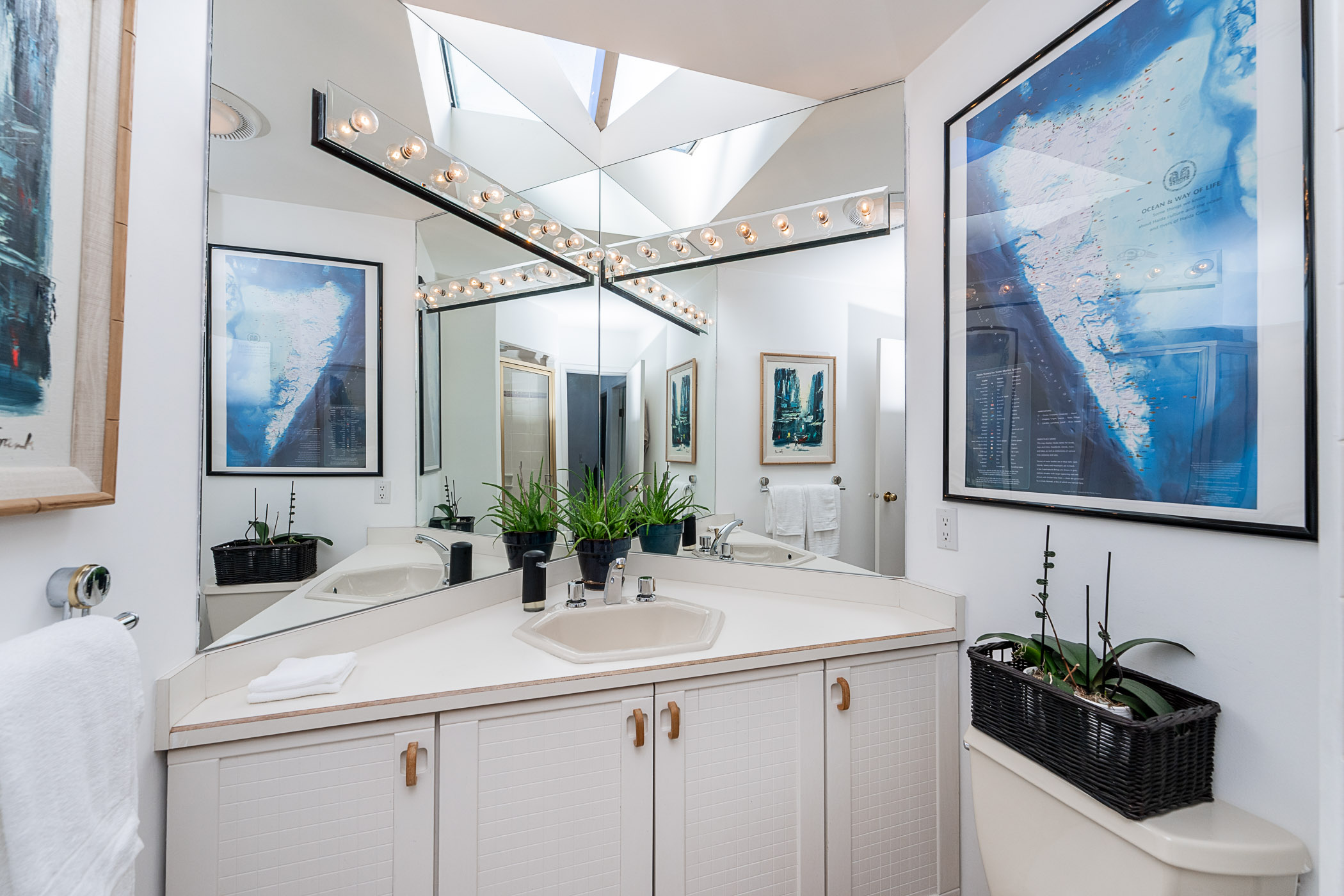 #201 - 2433 Bellevue Avenue